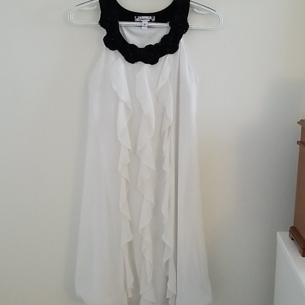 Elegant White Dress w/ Flowery Black Neck